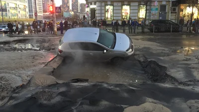В Києві повністю перекрили вулицю Саксаганського через прорив трубопроводу