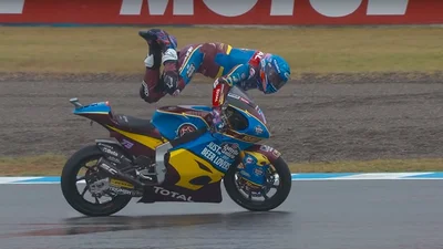 Відео: чемпіон мотогонок Алекс Маркес показав приголомшливий трюк, врятувавши себе та байк від падіння 