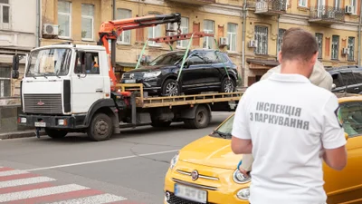 В Киеве стали чаще эвакуировать авто нарушителей парковки: названы причины