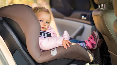 Зеленський підписав закон про дитячі автокрісла