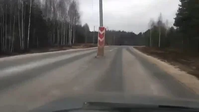 Столб посреди дороги – это не выдумка: видео