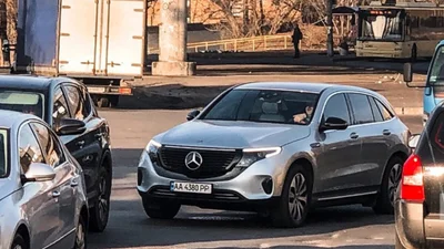 У Києві засвітився перший електричний кросовер Mercedes-Benz EQC