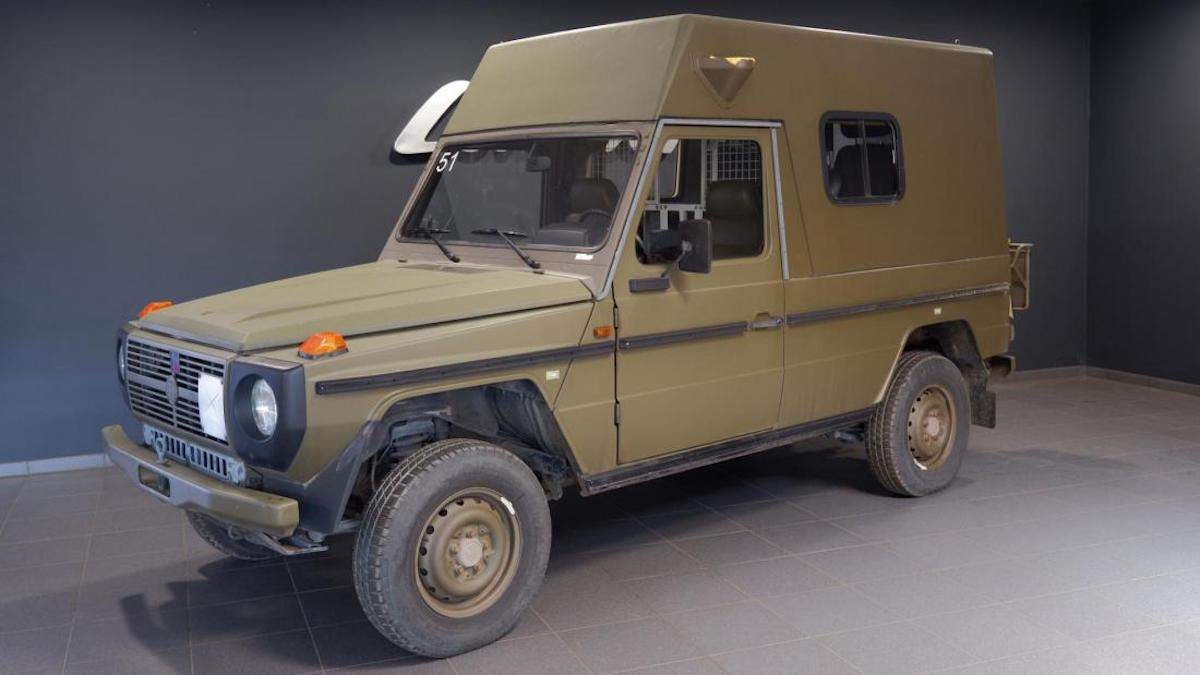 Военные Mercedes G-класса распродают за недорого