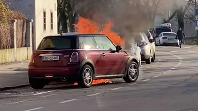 Відео: палаючий MINI Cooper без водія всередині їде сам і розштовхує інші машини