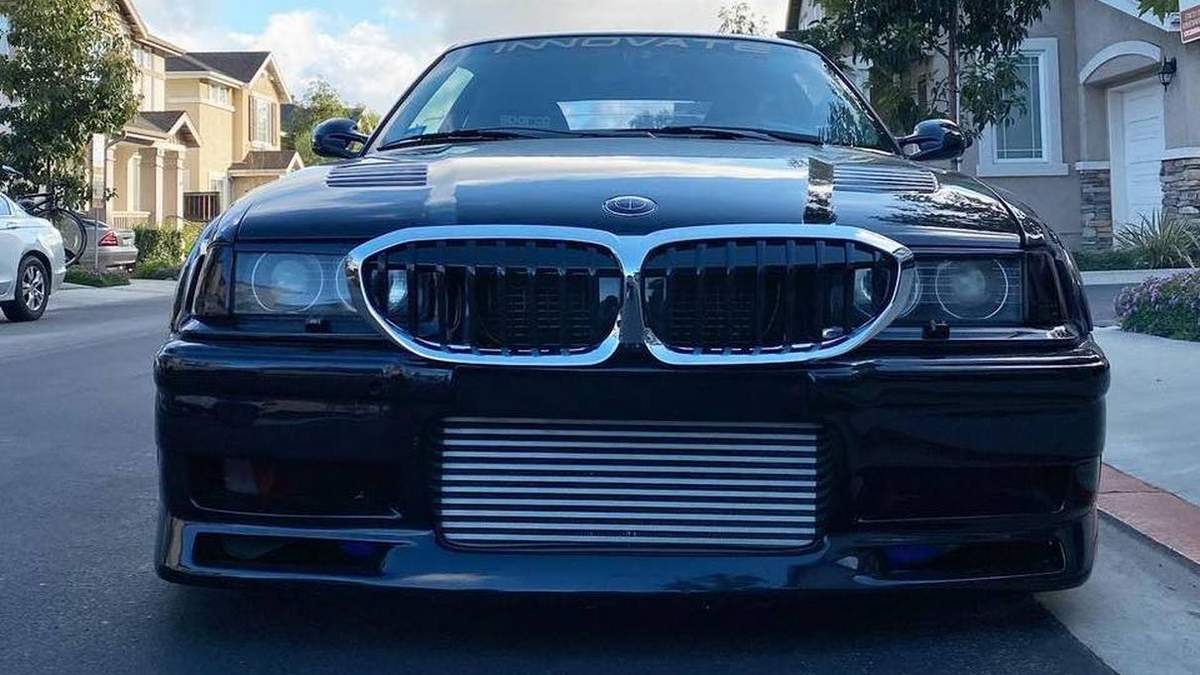 Владелец старой BMW M3 E36 поставил на свою машину большие 