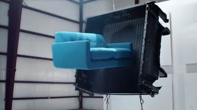 Відео краш-тест: багажник пікапа протистоїть буревію та гарматі