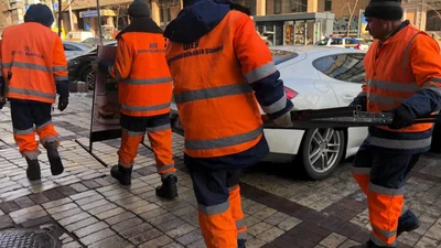 "Київавтодор" бореться з рекламою на тротуарах