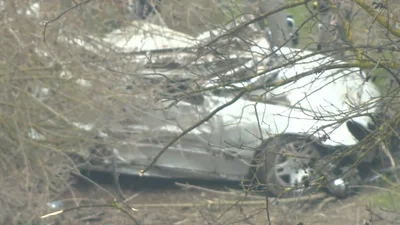 Убегая от полиции, водитель перепрыгнул на машине через очень широкую реку