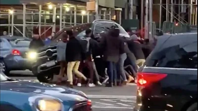 Відео: перехожі гуртом підняли позашляховик Mercedes, аби врятувати жінку, що опинилась під машиною