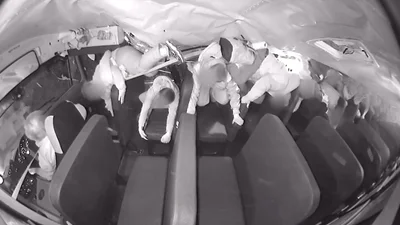 Видео с камеры в перевернувшемся школьном автобусе показывает момент страшной аварии