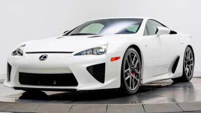 Білосніжний Lexus LFA, що належав славнозвісній білявці Періс Хілтон, продають за півмільйона доларів