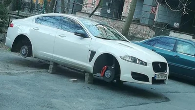 Користувачі соцмереж хвалять викрадачів коліс у Києві: фотофакт