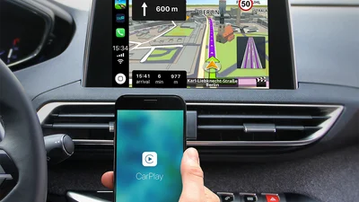 Користування дисплеєм за кермом більш небезпечно, ніж їзда напідпитку: дослідження