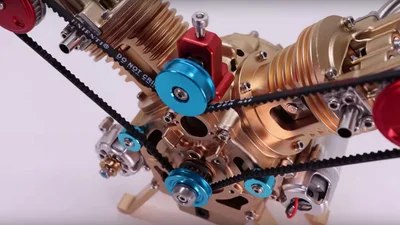 Это волшебное видео о двигателе, который собирается сам, для зрителя останавливает время на шесть минут