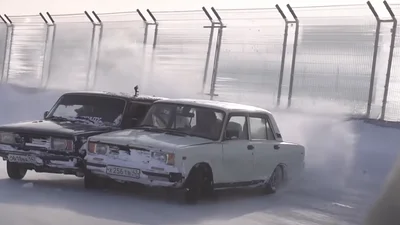 Абсурдний креатив: пару "Жигулів" зварили разом та спробували дріфтувати (відео)