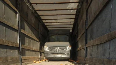 Митники конфіскували Mercedes-Benz Sprinter прямо на кордоні: причини