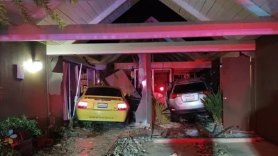 Неистовый водитель трижды врезался в дом на двух разных машинах