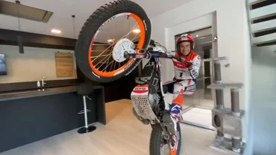 Карантин змусив чемпіона їздити на мотоциклі по дому: відео