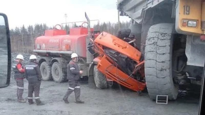 Не заметил: БелАЗ случайно переехал КамАЗ