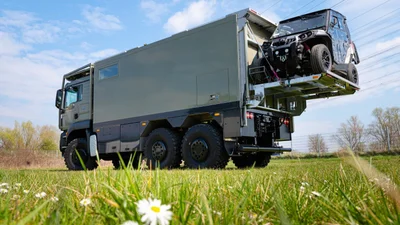 В этом доме на колесах есть даже гараж с автомобилем и лифт