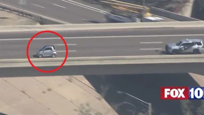 Посмотрите, как чудак на Smart сбегат от полиции