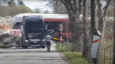 Відео: пасажирський потяг проїхав крізь вантажівку з катером на причепі