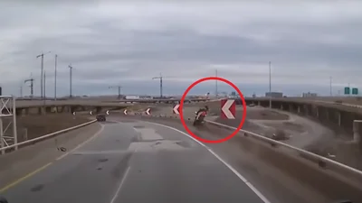 Мотоцикліст вижив після карколомного вильоту з естакади: відео