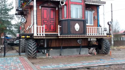 Мужчина превратил свой дом в галерею стимпанка и киберпанка