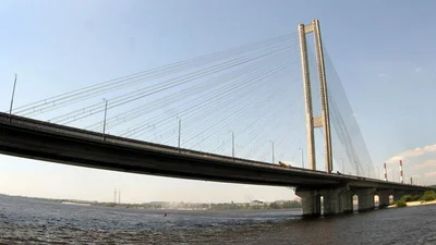 У Києві обвалилась частина Південного мосту