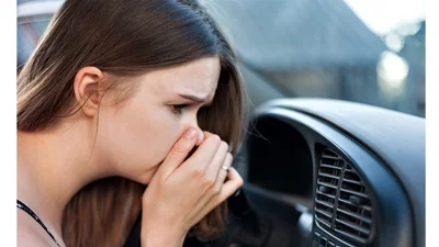 Запах сирості в салоні авто: причини, що робити з вологістю