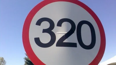 Поліція розшукує водія, що розігнався до 320 км кілометрів за годину