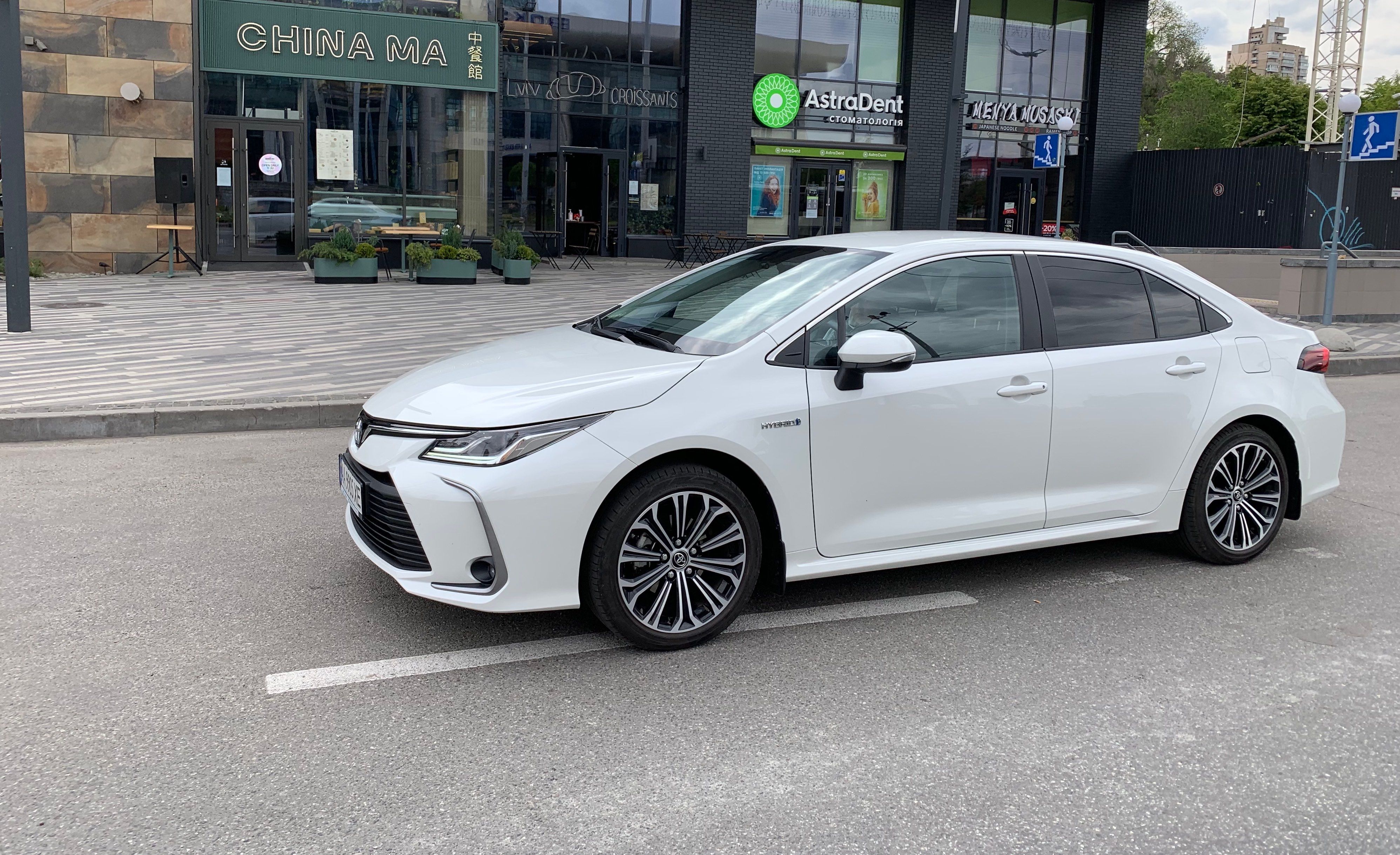 Тест-драйв Toyota Corolla Hybrid 2019: цена, характеристики