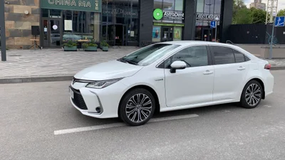 Тест-драйв Toyota Corolla Hybrid 2019: ціна, характеристики 
