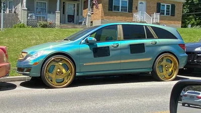 Нова мода в автотюнінгу – телевізори в дверях з екранами назовні