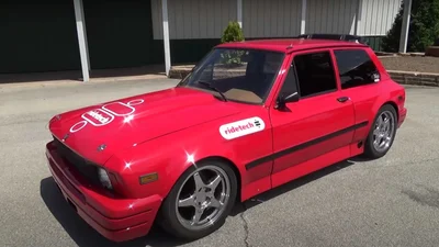 В старый югославский хэтчбек установили два мотора Cadillac V8