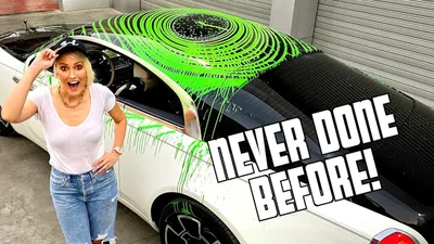 Білявка розфарбувала чорно-білий Rolls-Royce зеленою фарбою: відео