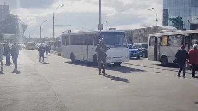 В Києві маршрутки почали їздити тротуарами: відео