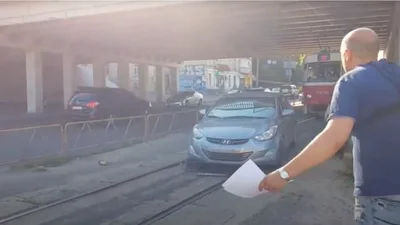 Водители предпочитают повредить машину, лишь бы не стоять в пробке: видео