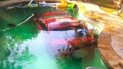 П'яний водій Mitsubishi Lancer заїхав у басейн: фото