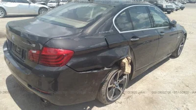 Продается автомобиль, насквозь проткнутый бревном: фото