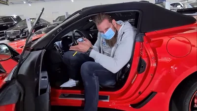 Мужчина ростом 220 см ищет машину, в которую сможет поместиться: видео