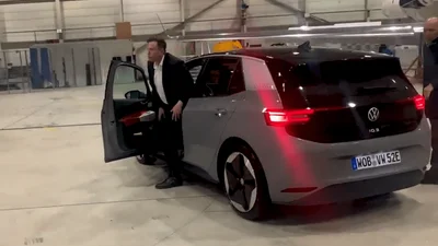 Ілон Маск покатався на двох електрокарах Volkswagen у Німеччині: відео