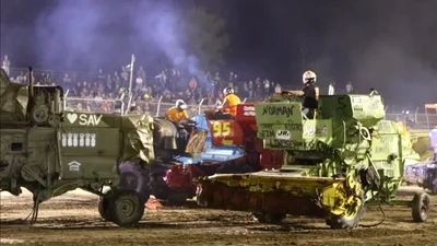 Як виглядаєть перегони на виживання на комбайнах: відео