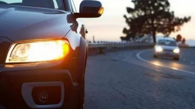 З 1 жовтня в Україні водіїв зобов’яжуть вмикати ближнє світло фар