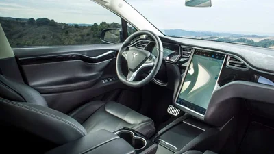 Водій Tesla з пасажирського сидіння знімав на відео, як машина їде сама