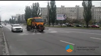 Київські вулиці миють шампунем: відео