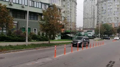 В Києві продовжують встановлювати делініатори