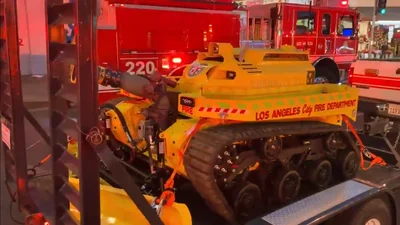 Первый в мире робот-пожарный начал работать в Лос-Анджелесе: видео