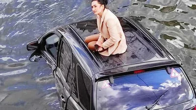 Харків, дівчина на Kia Sorento впала в річку: фото дівчини на даху