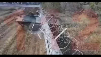 В России пьяные военные заехали в аэропорт на танке: видео